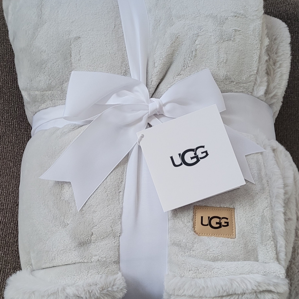 UGG Super Soft, Fuzzy, Warm Plush Throw Blanket Size:50"x 70" Light Gray